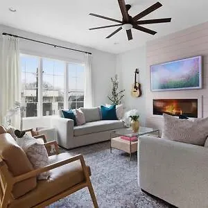  Holiday home The Jolene Rooftop With Firepit Close To 12 South